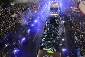 阿根廷归国备受热烈欢迎！众人热烈欢迎敞篷大巴，斯卡洛尼挥手致意