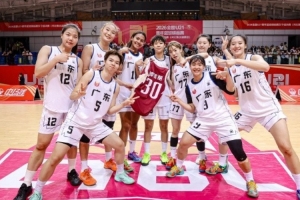 广东U21女篮齐心协力，勇攀高峰，顽强拼搏赢得冠军荣耀