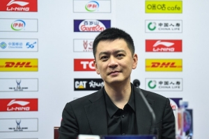 杨鸣表示：世界杯中场休息时，众多前锋要么渴了要么饿了纷纷出现，谁还记得后卫们呢？