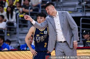 解说：杜锋已适应过去极为严格的沟通模式，目前外援受限本土球员发展