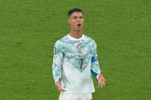 C罗被换下场瞬间:表情不满加疑惑,愣神几秒后取下袖标离场