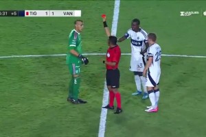 零容忍！老虎大学门将开球推搡裁判，主裁直接掏红牌罚下！