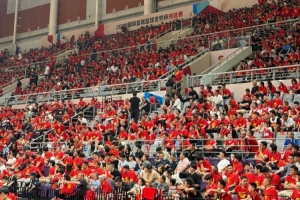 心碎！中国男篮主场不敌日本，沈阳奥体球迷提前退场