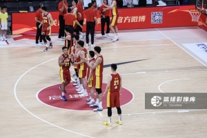 中国男篮面临决战！评论员强调：锋线与篮板是关键！