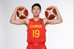 媒体人:重返巅峰的崔永熙,攻防兼备,符合中国男篮需求