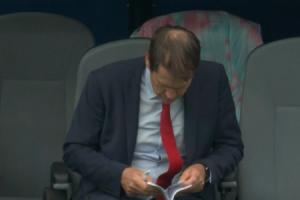 究竟在记录什么?比利时2-0落后,主帅加西亚持续低头记笔记