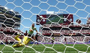 内维尔对瑞士点球回放未公开表示质疑:为何FIFA不展示VAR划线?