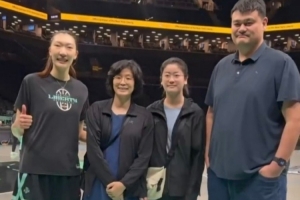 姚明与家人抵达纽约 现身自由人比赛现场并与韩旭合影