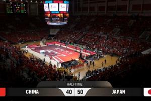 中国男篮半场以10分之差落后！日本男篮三分球反击屡屡得手，霍金森独得17分