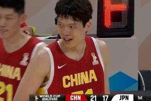 裁判略显不利！杨瀚森内线抢位遭吹进攻犯规 已累积两次个人犯规