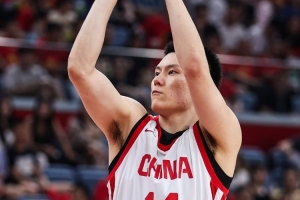 首发表现佳！李弘权半场7投4得9分1篮板2助攻 正负值+16