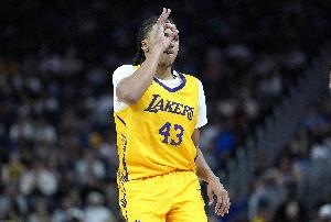 卡尔深切感受到NBA竞争之激烈 并从中学习宝贵经验