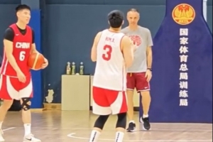 逆境中的坚韧之心！胡明轩王俊杰助力中国男篮迎挑战