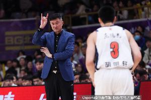 解说：杜锋身兼多职且权力欲旺盛，常因忙于事务无法全程参与训练