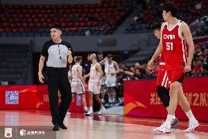 记者：我国男篮需更多空间、挡拆与推进转换，遗憾的是杨瀚森缺乏磨合机会