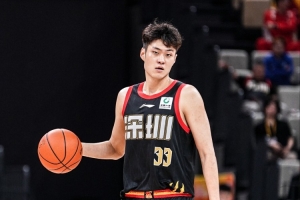 锋线对决：王浩然与对手交锋，实力对比一触即发